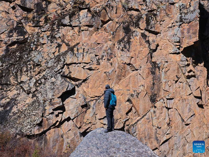 Sichuan : découvrez des peintures rupestres vieilles de 8 000 ans à Garze