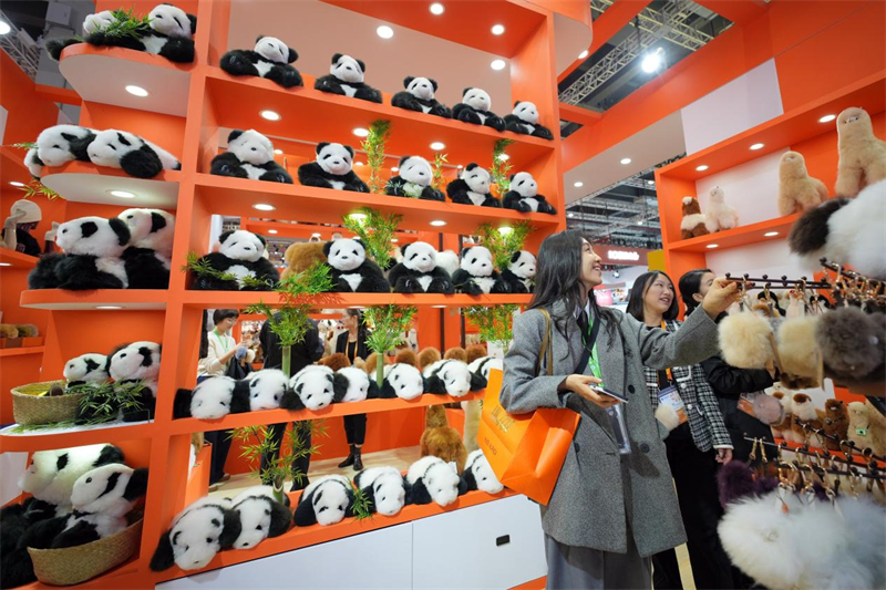 Des consommateurs achètent des jouets en peluche dans la zone d'exposition des biens de consommation de la 7e Exposition internationale d'importation de Chine (CIIE), le 6 novembre 2024 à Shanghai (est de la Chine). (Tang Ke / Pic.people.com.cn)