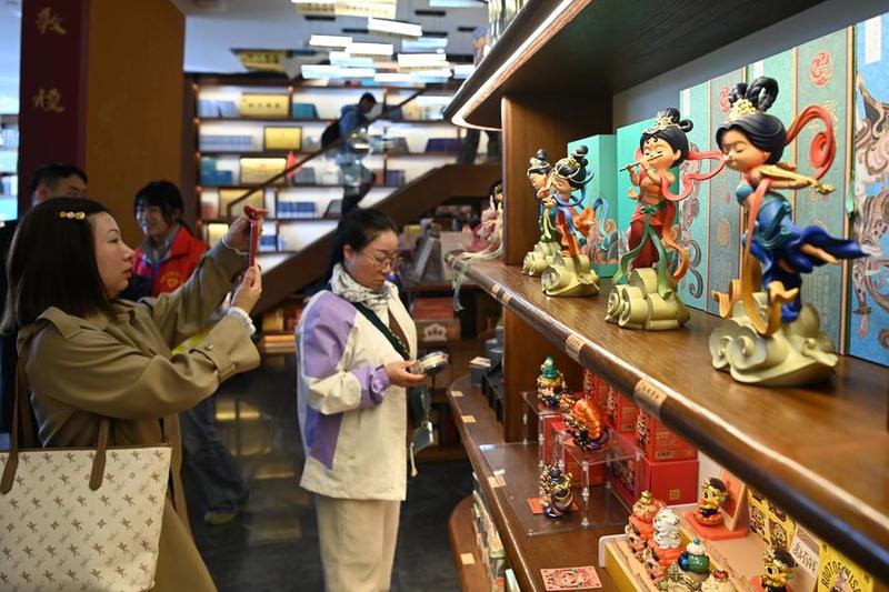 Des touristes visitent le Centre du livre de Dunhuang, dans la province du Gansu (nord-ouest de la Chine), le 11 octobre 2025. (Photo / Xinhua)