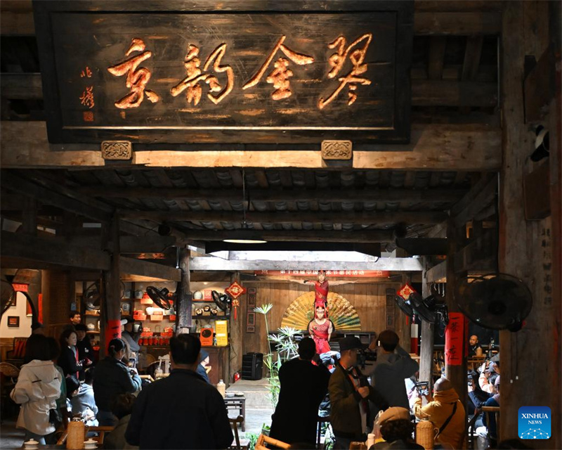 Sichuan : un spectacle d'acrobaties présenté à la Maison de thé Jinqin à Chengdu