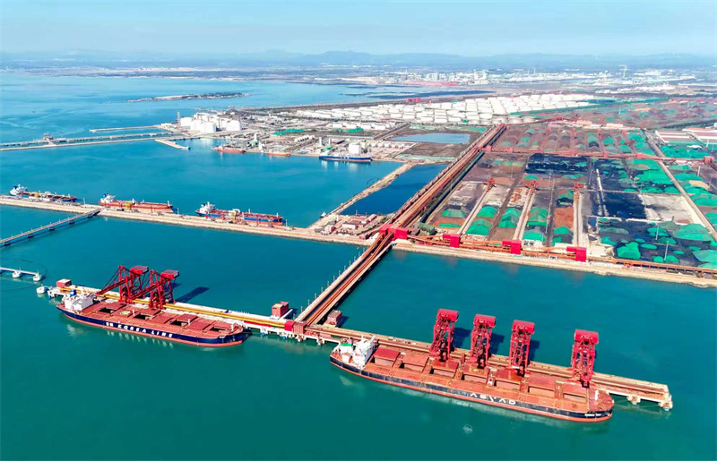 Le 27 octobre 2025, le premier terminal intelligent numérique pour vrac sec de 400 000 tonnes de Chine a été mis en service dans le port de Qingdao, dans la province du Shandong (est de la Chine). (Photo / Pic.people.com.cn)