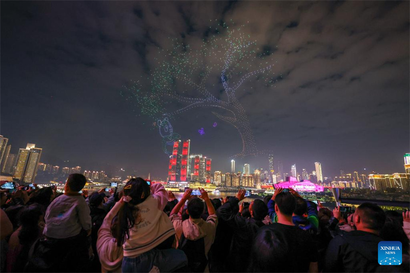 Chongqing?: un grand spectacle lumineux de drones organisé dans le district de Nan'an