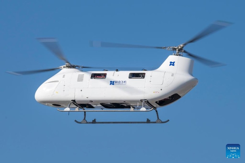 Photo prise le 30 octobre 2025 montre un hélicoptère autonome à rotor en tandem Boying T1400 de United Aircraft en vol à Harbin, capitale de la province du Heilongjiang (nord-est de la Chine). (Xinhua/Zhang Tao)