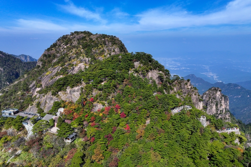 Anhui : les pics et forêts de Huangshan illuminés par les couleurs d'automne
