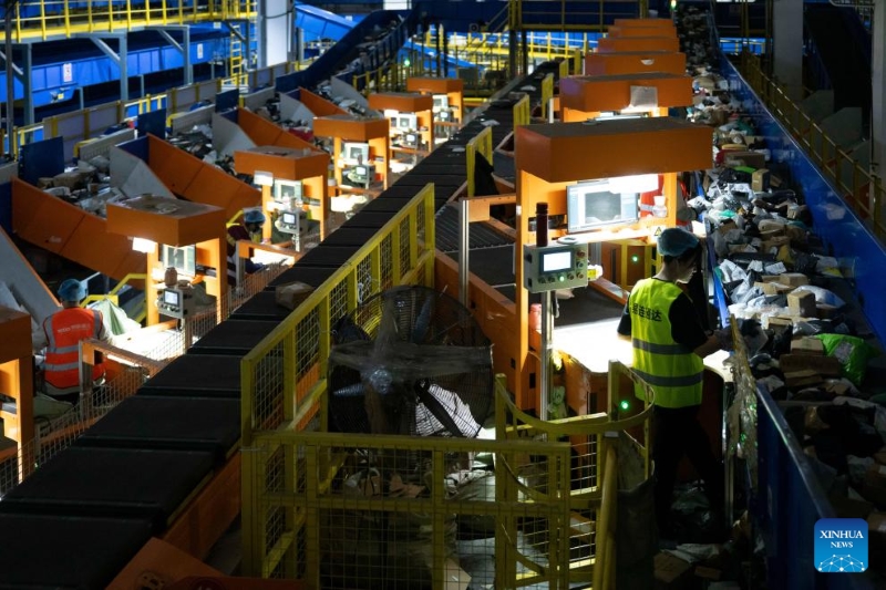 La Poste chinoise met les bouchées doubles pour assurer la livraison des colis du festival de shopping du ??Double Onze??