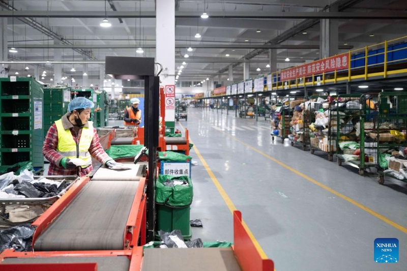 La Poste chinoise met les bouchées doubles pour assurer la livraison des colis du festival de shopping du ??Double Onze??