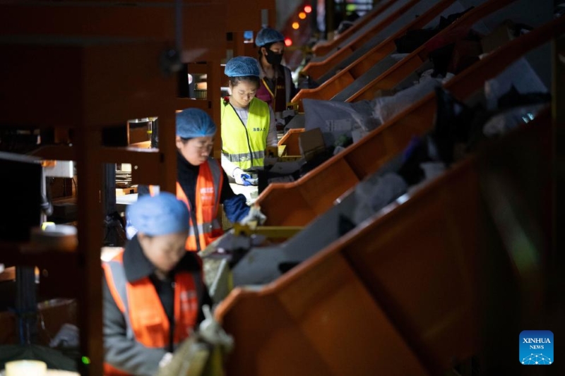 La Poste chinoise met les bouchées doubles pour assurer la livraison des colis du festival de shopping du ??Double Onze??
