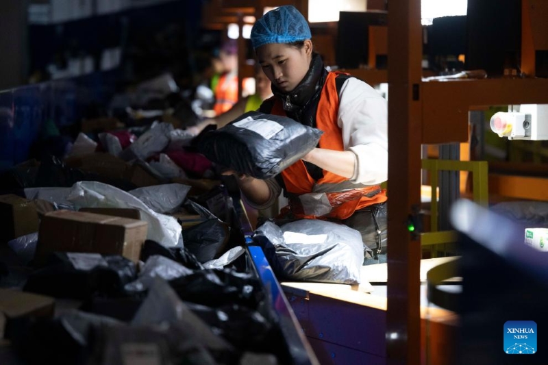 La Poste chinoise met les bouchées doubles pour assurer la livraison des colis du festival de shopping du ??Double Onze??