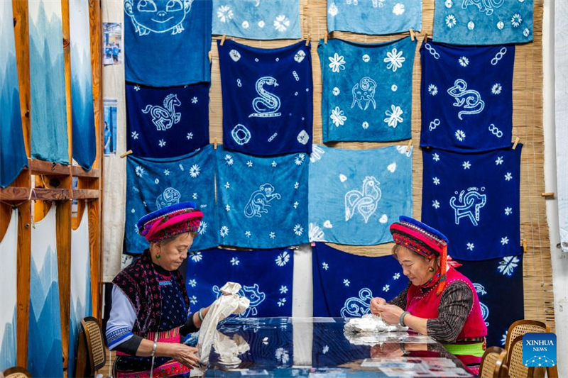 Yunnan : découvrez le village de Zhoucheng, terre natale de la technique du batik des Bai