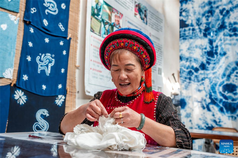 Yunnan : découvrez le village de Zhoucheng, terre natale de la technique du batik des Bai