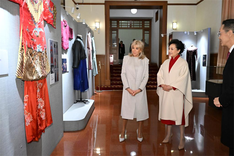 Peng Liyuan et Brigitte Macron visitent le Théatre de l'art du peuple de Beijing