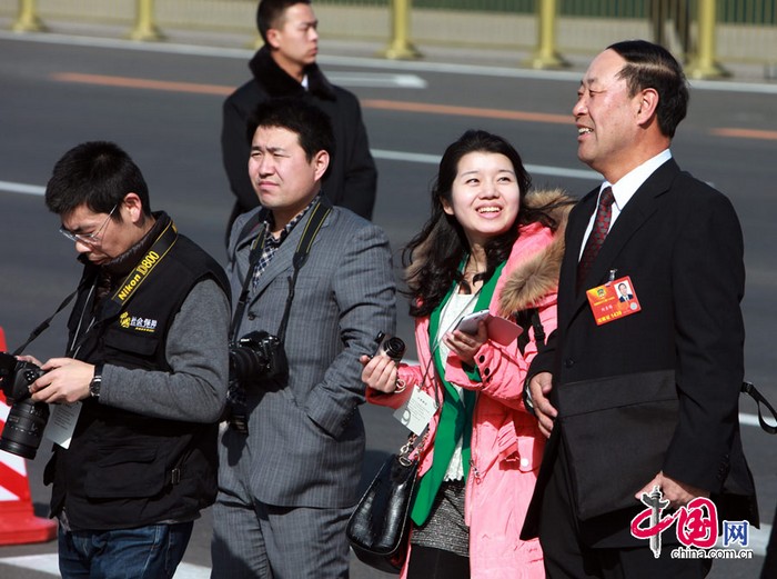 Les journalistes couvrent la 1re session du XIIe comité national de la CCPPC